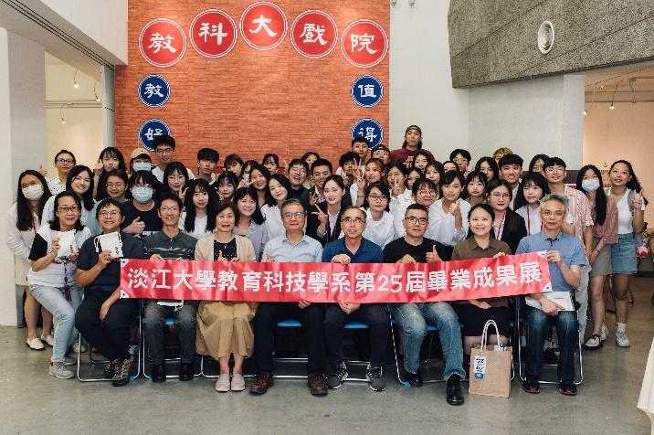 開幕式來賓與學生合照