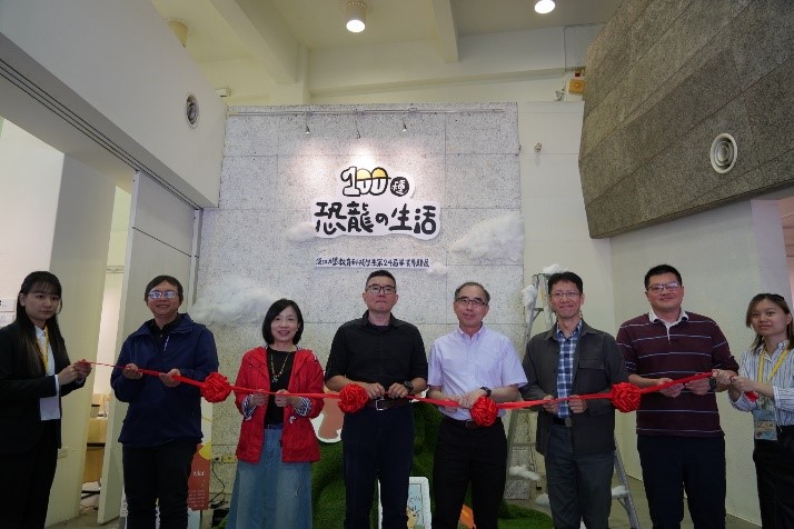 與會貴賓、師長剪綵