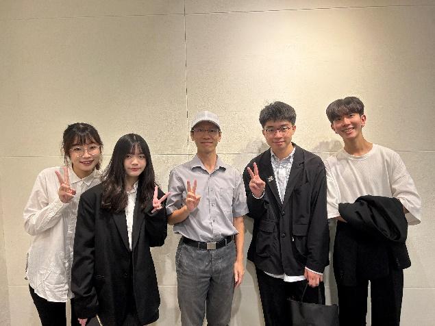 參展學生與專題指導老師合影