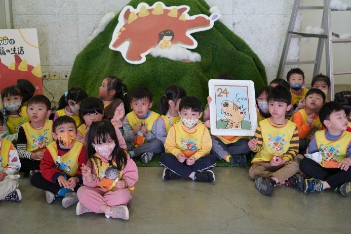 校外學生與主視覺合影