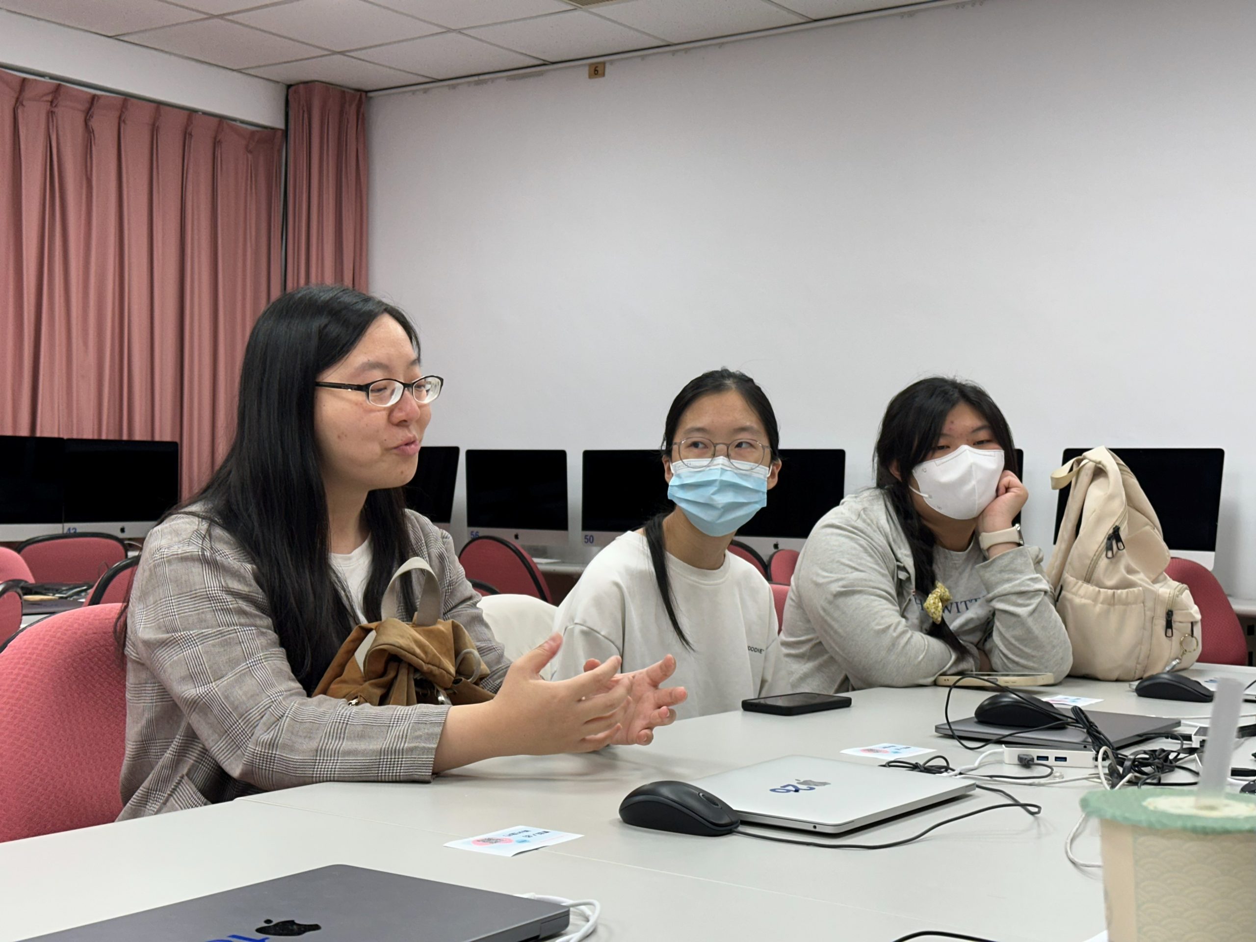 學姊說明畢業後的職涯歷程