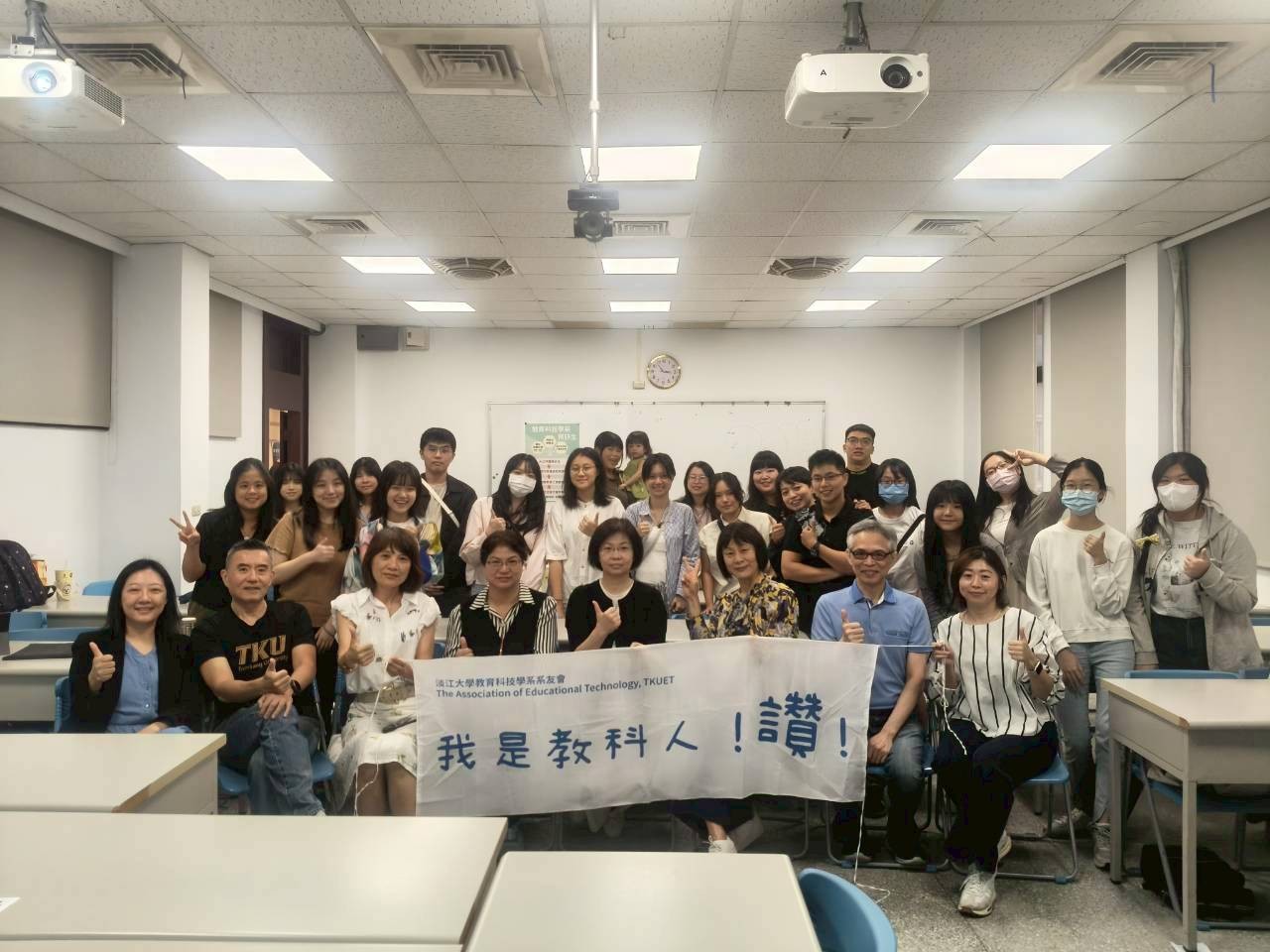 師長、畢業系友和在校生歡樂大合照